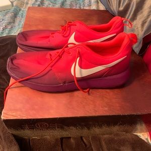Women’s Roshe run Nike shoes size 10